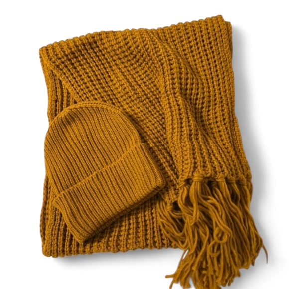 le chateau Accessories - NWOT Le Chateau Chunky Knit Scarf and Beanie